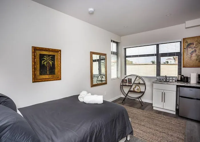 2 Bedroom, 2 Bathroom Detached Apt Max 7 Sleepers